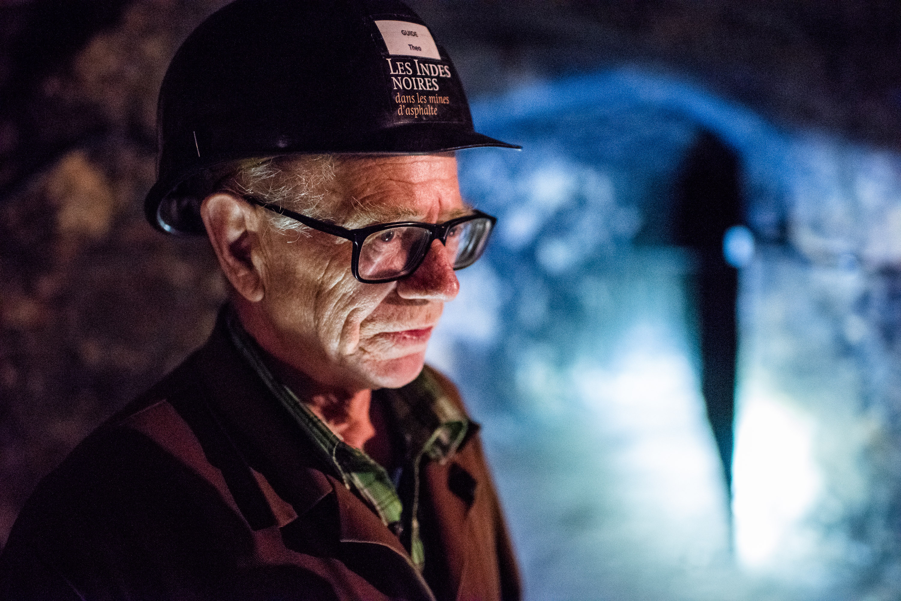 Theo Bünzli avec un casque dans une mine d’asphalte