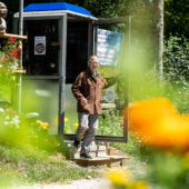 Theo Büntzli vor seiner Publifon / Telefonkabine