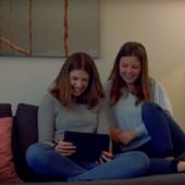 Wie Anna und Nora ihrem Grosi YouTube erklären