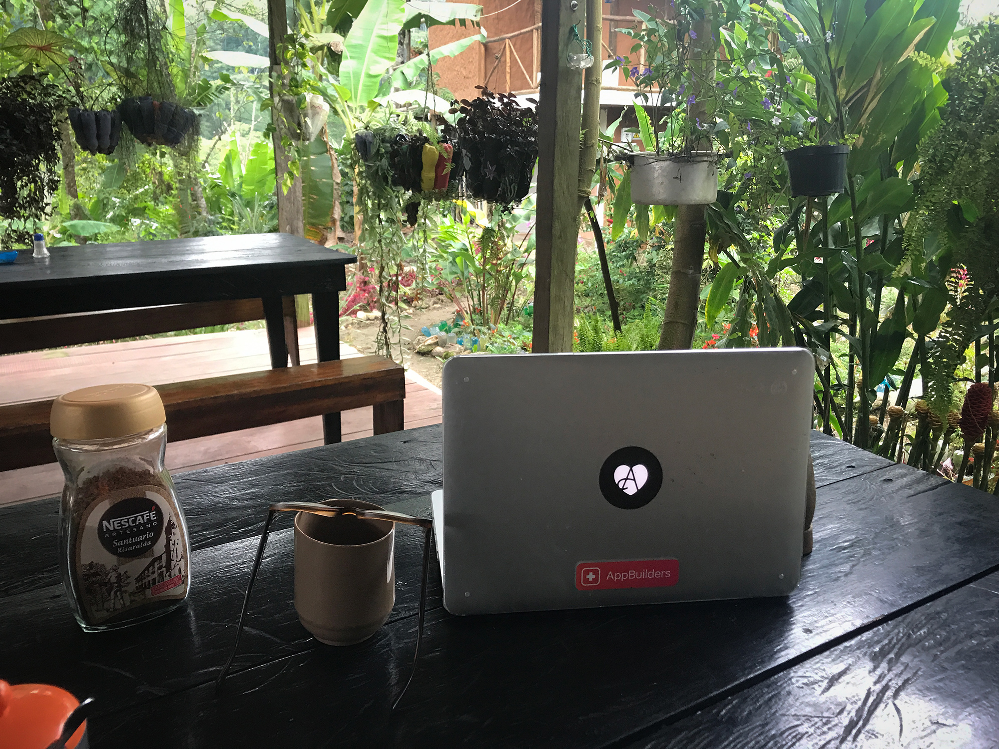 Lavorare con il laptop in giro per il mondo online ed offline