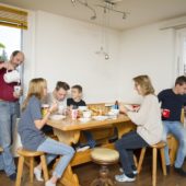 Der digitale Familienalltag beginnt am Frühstückstisch.