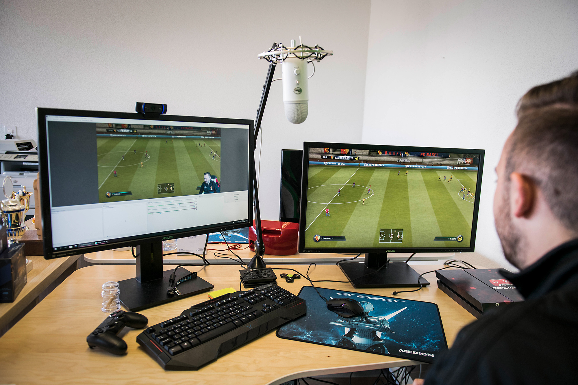Luca Boller spielt Fifa auf zwei Bildschirmen.