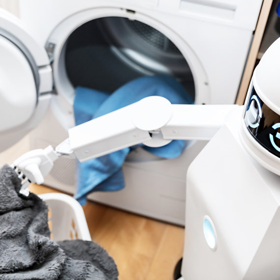 Haushaltsroboter beim Wäsche waschen