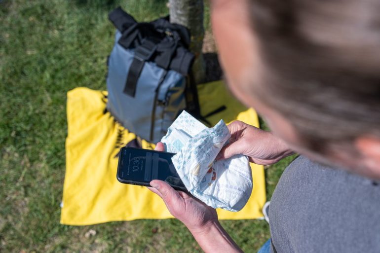 Nascondere lo smartphone in piscina