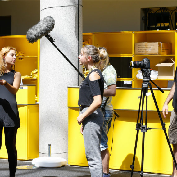 Auf den Fersen von Hilary Swank in Locarno