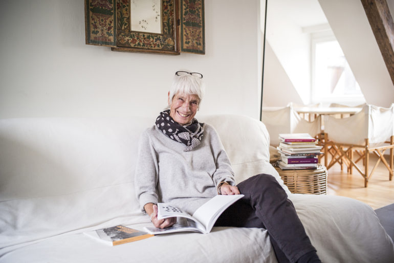 La fotografa Ursula Markus nel suo appartamento nella Rolandstrasse.