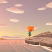 Gameszene: Mädchen das am Ufer steht und aufs Meer und den Sonnenuntergang hinausschaut