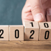 Hand dreht Kombination von Zahlenwürfeln von 2010 auf 2020
