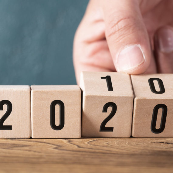 Hand dreht Kombination von Zahlenwürfeln von 2010 auf 2020