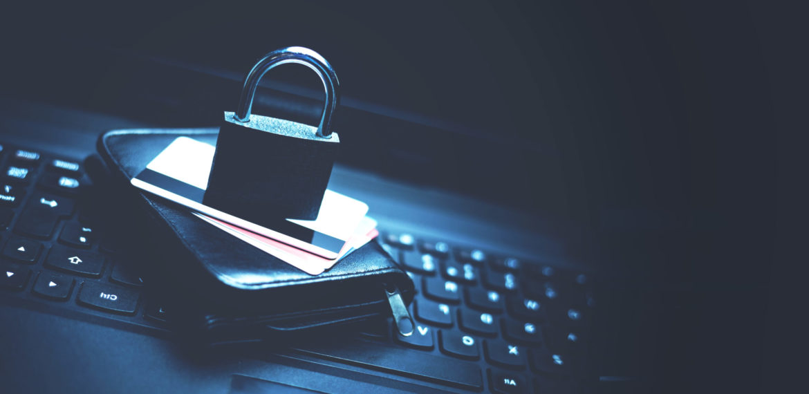 Portafoglio, carta di credito e lucchetto sono appoggiati su una tastiera