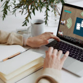 Junger Mann spielt auf jassfederal.ch.