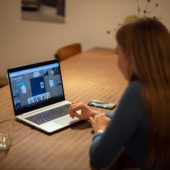 Salomé Artho est assise devant son ordinateur portable et joue en ligne.
