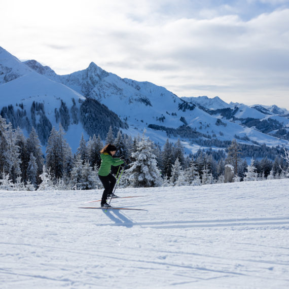 Une femme fait du ski de fond au Gurnigel par un temps hivernal magnifique.