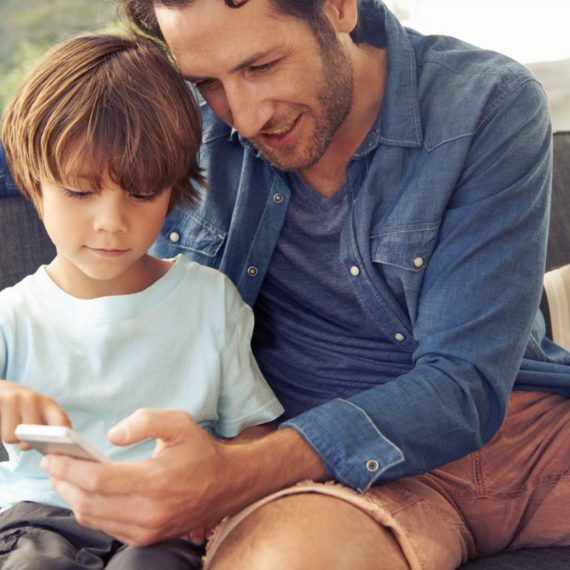 Comment sécuriser le téléphone portable de mes enfants?